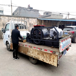 2PG400x400對輥破碎機(jī)發(fā)貨圖片_發(fā)往福建泉州_破碎瓜子石