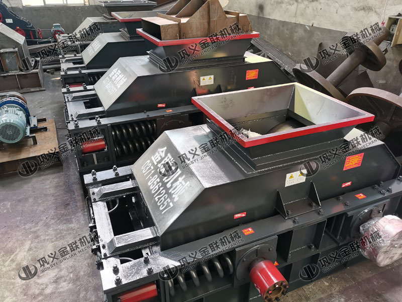 小型對(duì)輥式破碎機(jī)的價(jià)格是多少錢一臺(tái),有哪些型號(hào)推薦? 小型對(duì)輥式破碎機(jī)的價(jià)格是多少錢一臺(tái),有哪些型號(hào)推薦?