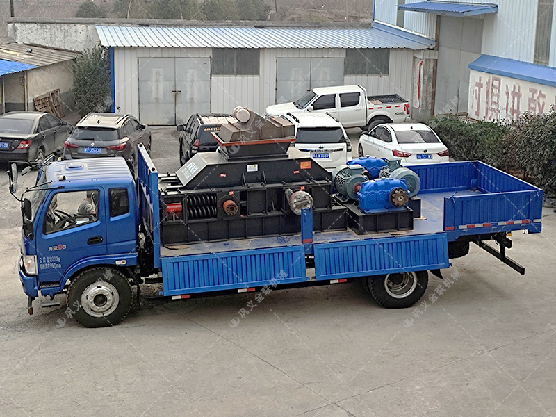 1000x700型全自動(dòng)液壓對輥制砂機(jī)發(fā)貨 1000x700型全自動(dòng)液壓對輥制砂機(jī)發(fā)貨