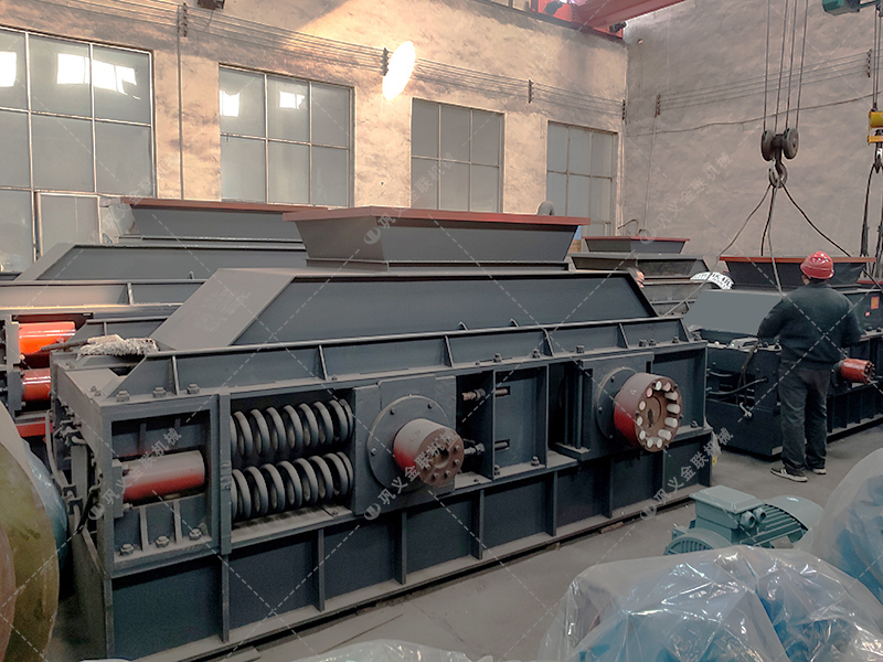 1000x700型全自動(dòng)液壓對輥制砂機(jī)發(fā)貨 1000x700型全自動(dòng)液壓對輥制砂機(jī)發(fā)貨