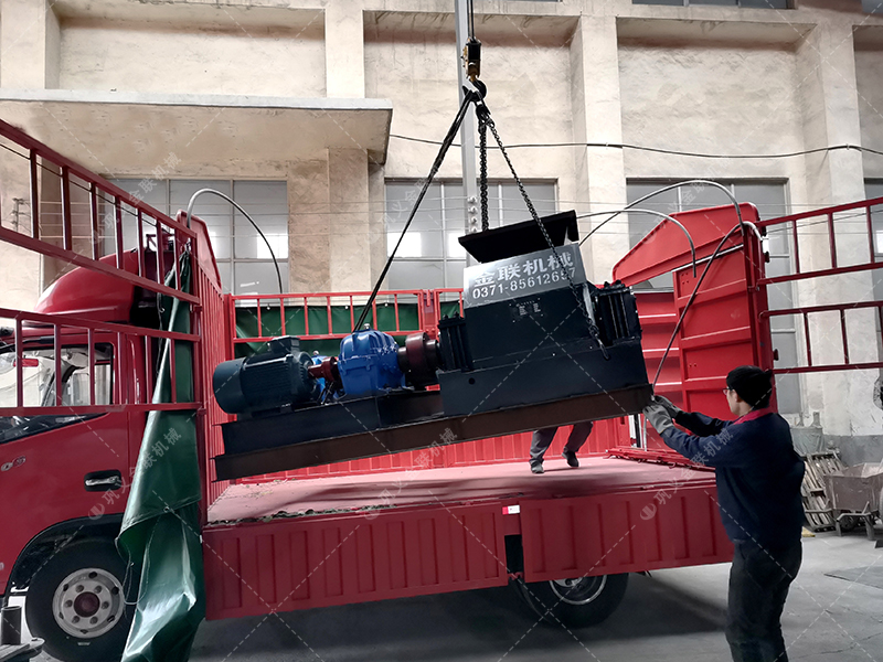 中型半自動(dòng)液壓對輥破碎機(jī)設(shè)備發(fā)貨 發(fā)往河南 中型半自動(dòng)液壓對輥破碎機(jī)設(shè)備發(fā)貨 發(fā)往河南