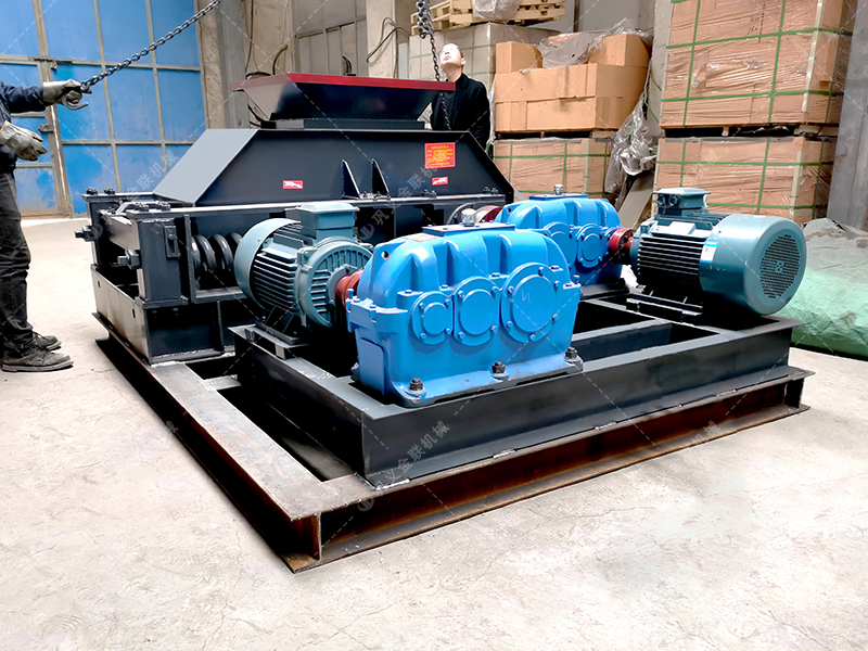 中型半自動(dòng)液壓對輥破碎機(jī)設(shè)備發(fā)貨 發(fā)往河南 中型半自動(dòng)液壓對輥破碎機(jī)設(shè)備發(fā)貨 發(fā)往河南