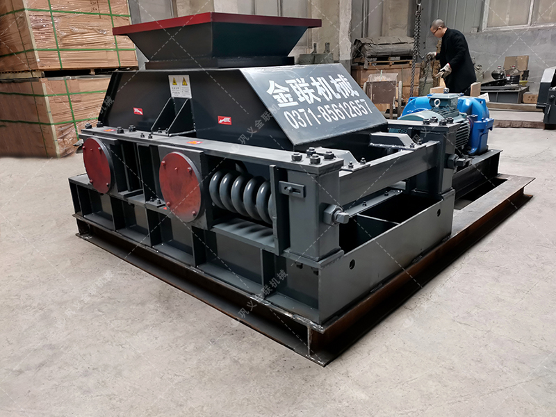 中型半自動(dòng)液壓對輥破碎機(jī)設(shè)備發(fā)貨 發(fā)往河南 中型半自動(dòng)液壓對輥破碎機(jī)設(shè)備發(fā)貨 發(fā)往河南