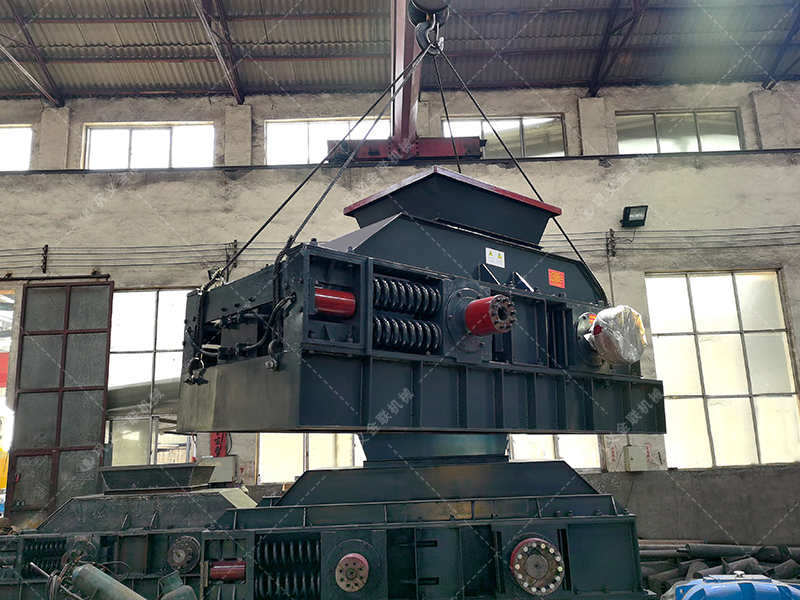 1000x700型直連式液壓對輥制砂機發(fā)貨圖片 1000x700型直連式液壓對輥制砂機發(fā)貨圖片