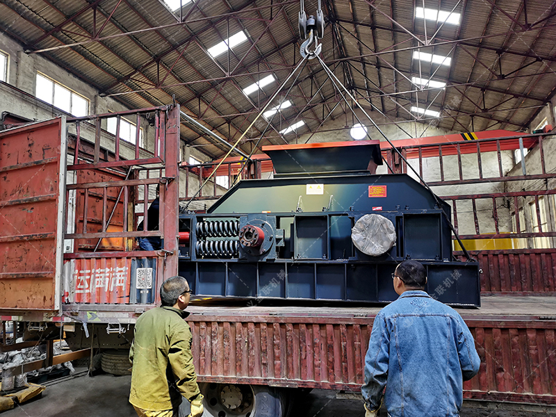 1000x700型直連式液壓對輥制砂機發(fā)貨圖片 1000x700型直連式液壓對輥制砂機發(fā)貨圖片