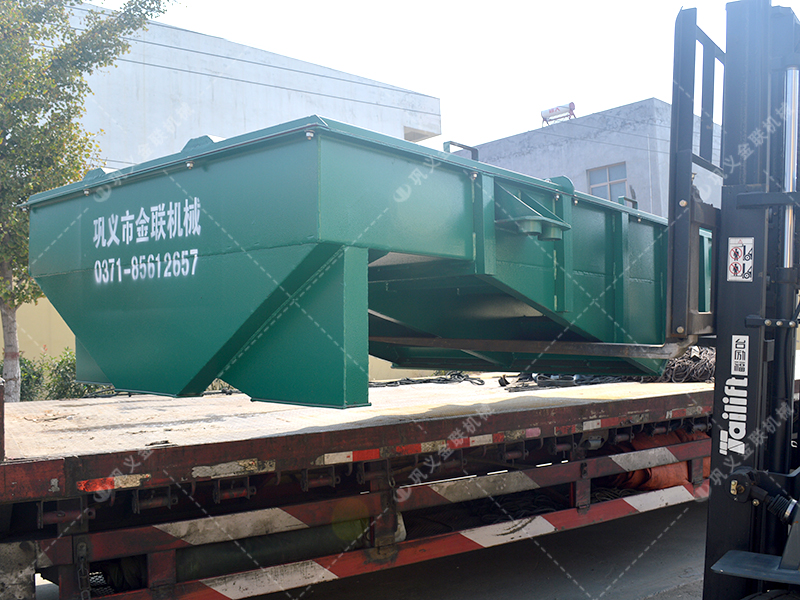 兩臺小型對輥破碎機(jī)和直線篩發(fā)貨圖片_發(fā)往江蘇南通_處理硅石 兩臺小型對輥破碎機(jī)和直線篩發(fā)貨圖片_發(fā)往江蘇南通_處理硅石