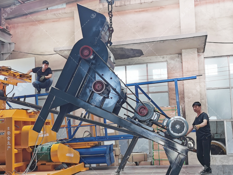 小型雙級(jí)粉碎機(jī)和雙齒輥易損件發(fā)貨圖片