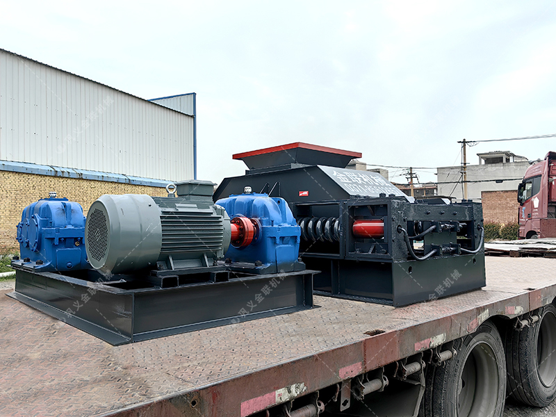 800x600型對輥破碎機(jī)發(fā)貨 破碎河卵石 800x600型對輥破碎機(jī)發(fā)貨 破碎河卵石