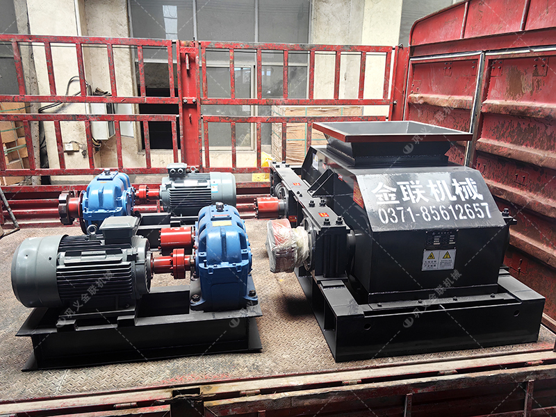 800x600型對輥破碎機(jī)發(fā)貨 破碎河卵石 800x600型對輥破碎機(jī)發(fā)貨 破碎河卵石